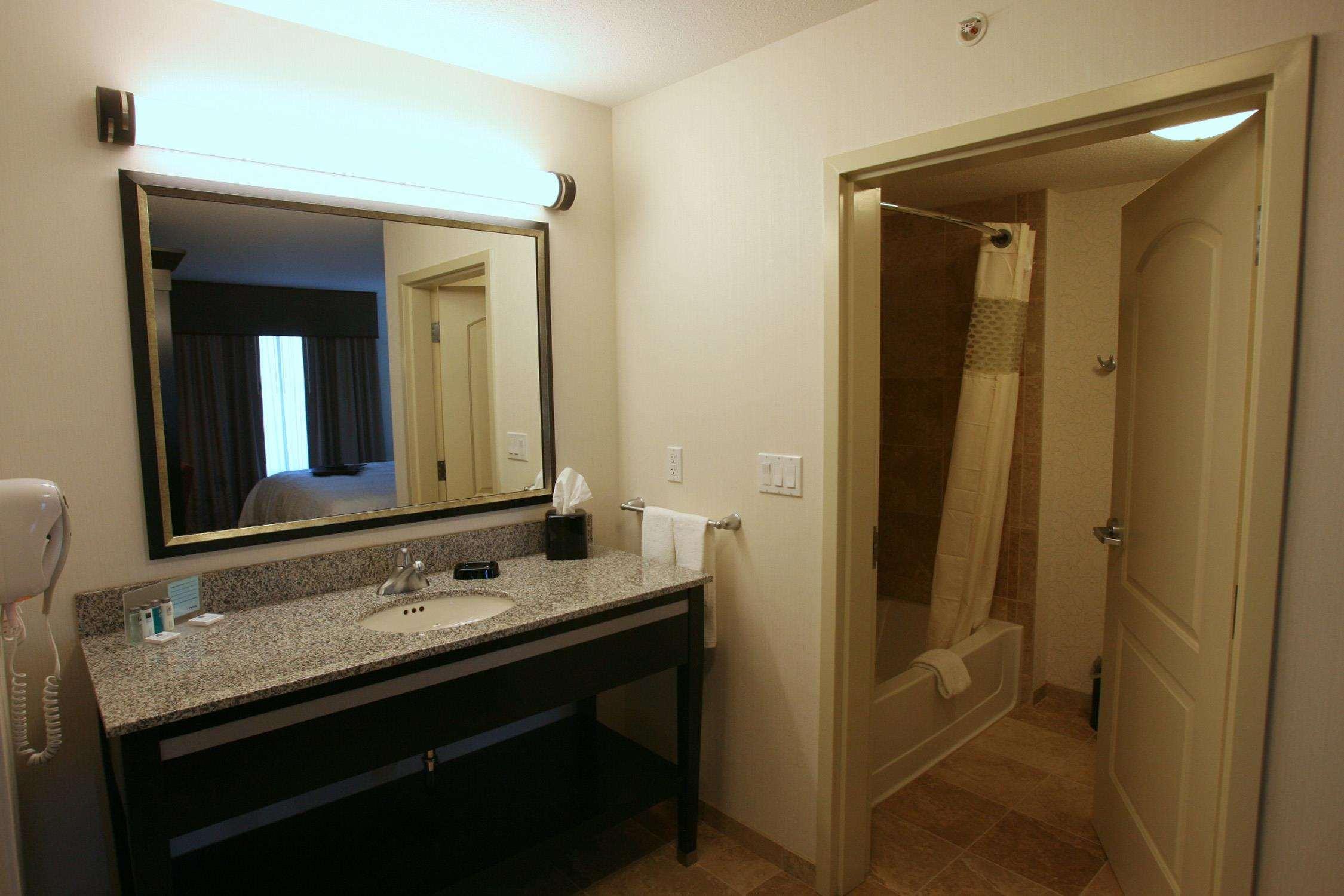 Hampton Inn & Suites Red Deer Penhold Rum bild