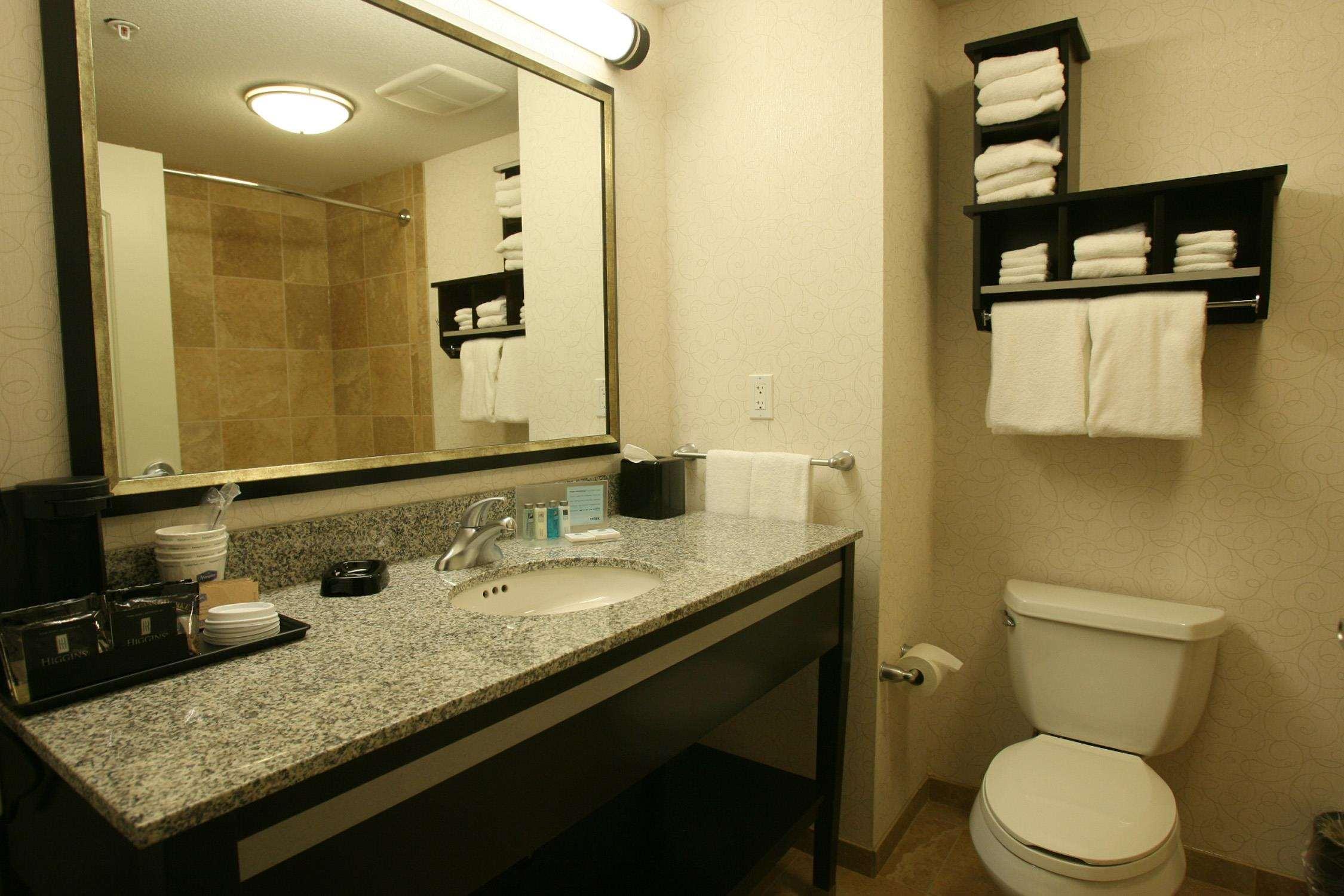 Hampton Inn & Suites Red Deer Penhold Rum bild