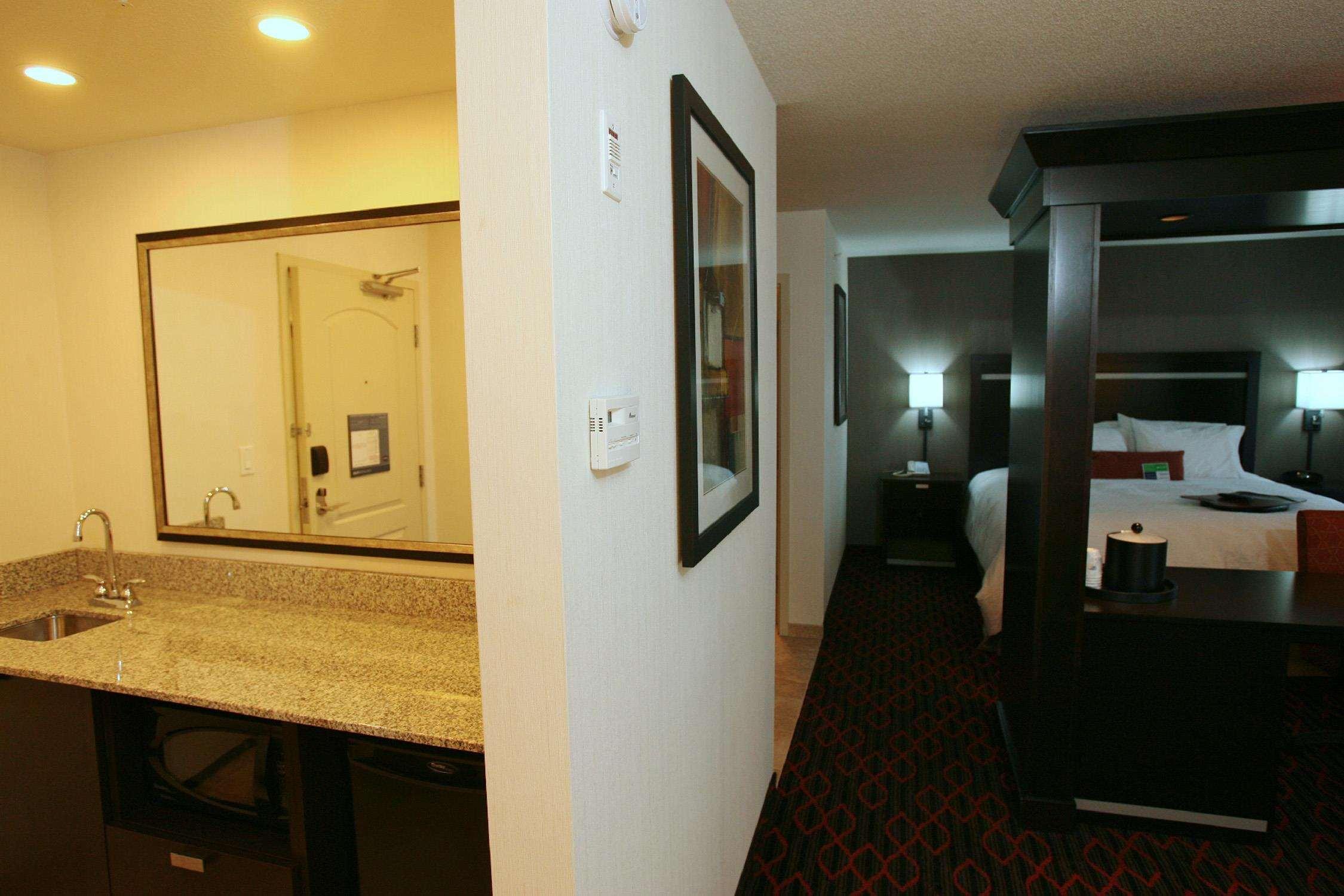 Hampton Inn & Suites Red Deer Penhold Rum bild