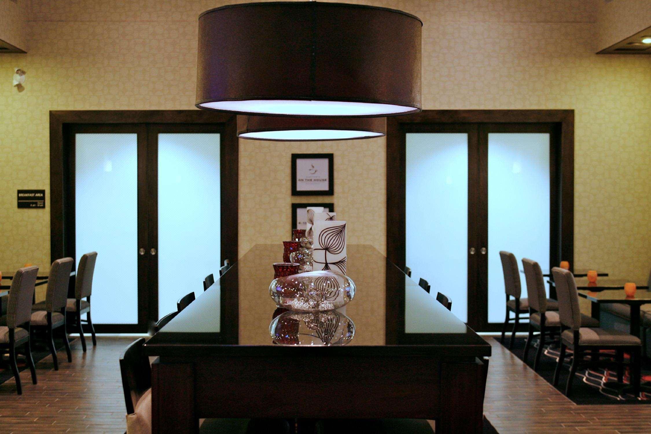 Hampton Inn & Suites Red Deer Penhold Restaurang bild