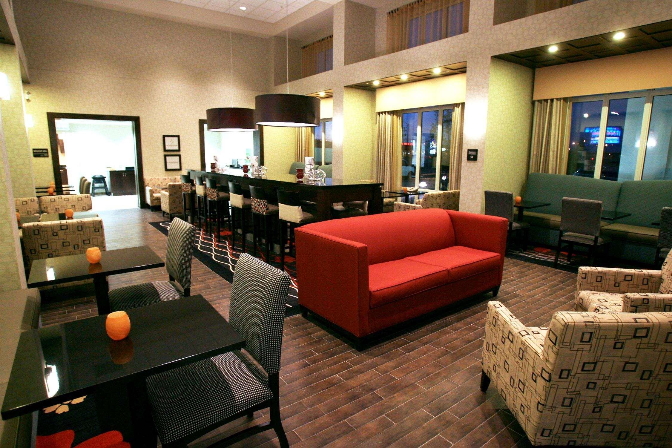 Hampton Inn & Suites Red Deer Penhold Restaurang bild