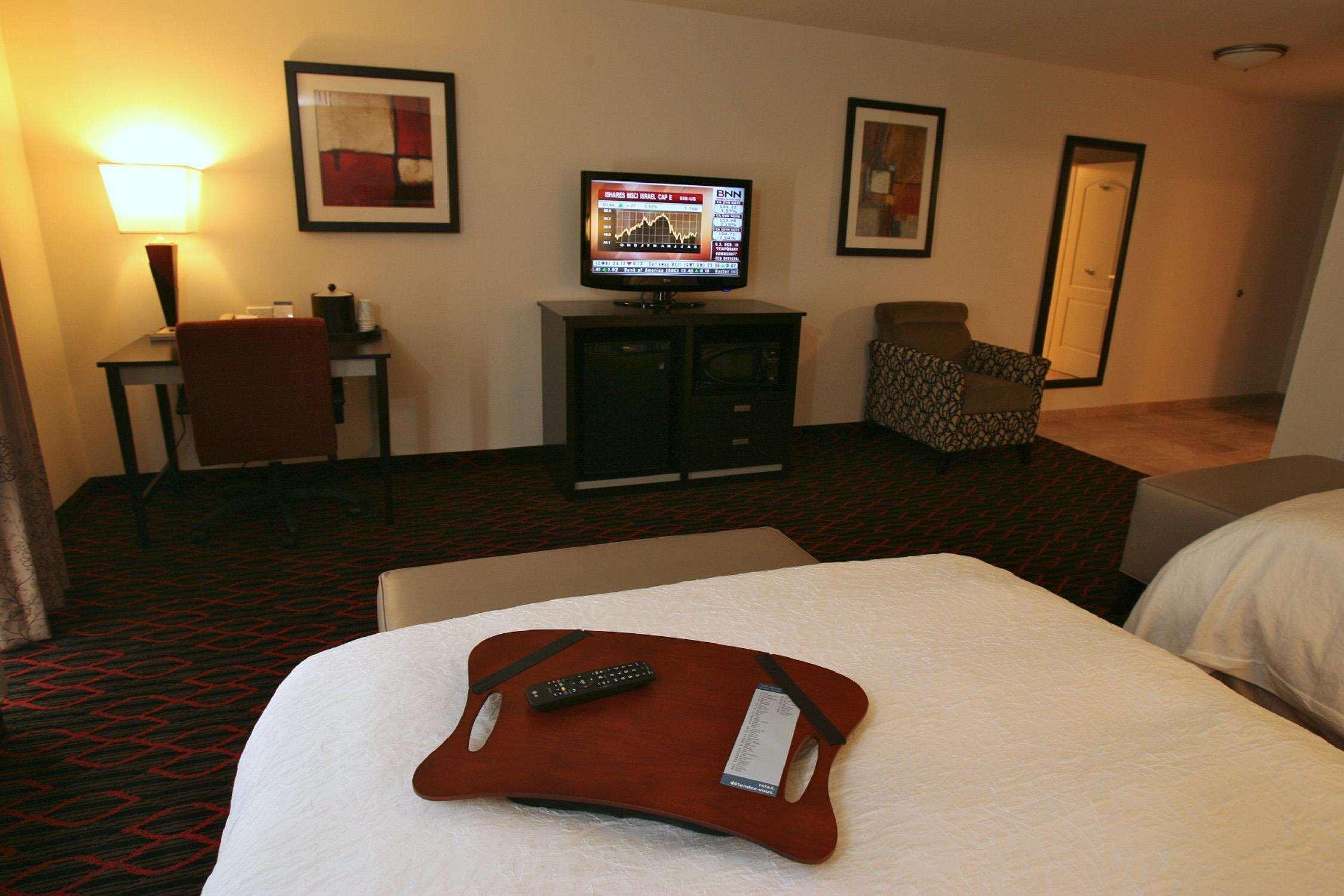 Hampton Inn & Suites Red Deer Penhold Rum bild