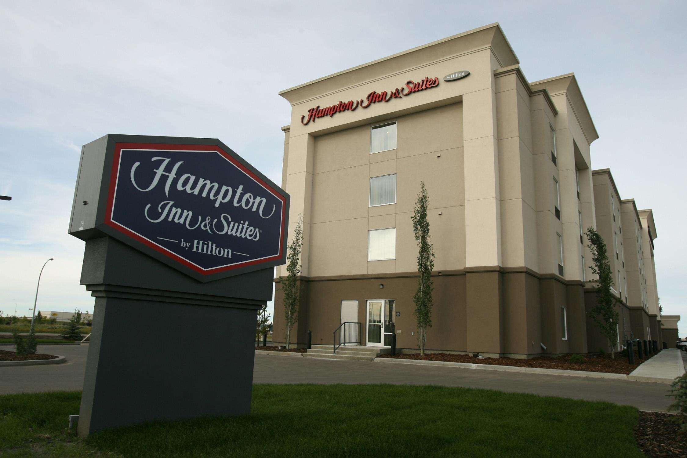 Hampton Inn & Suites Red Deer Penhold Exteriör bild