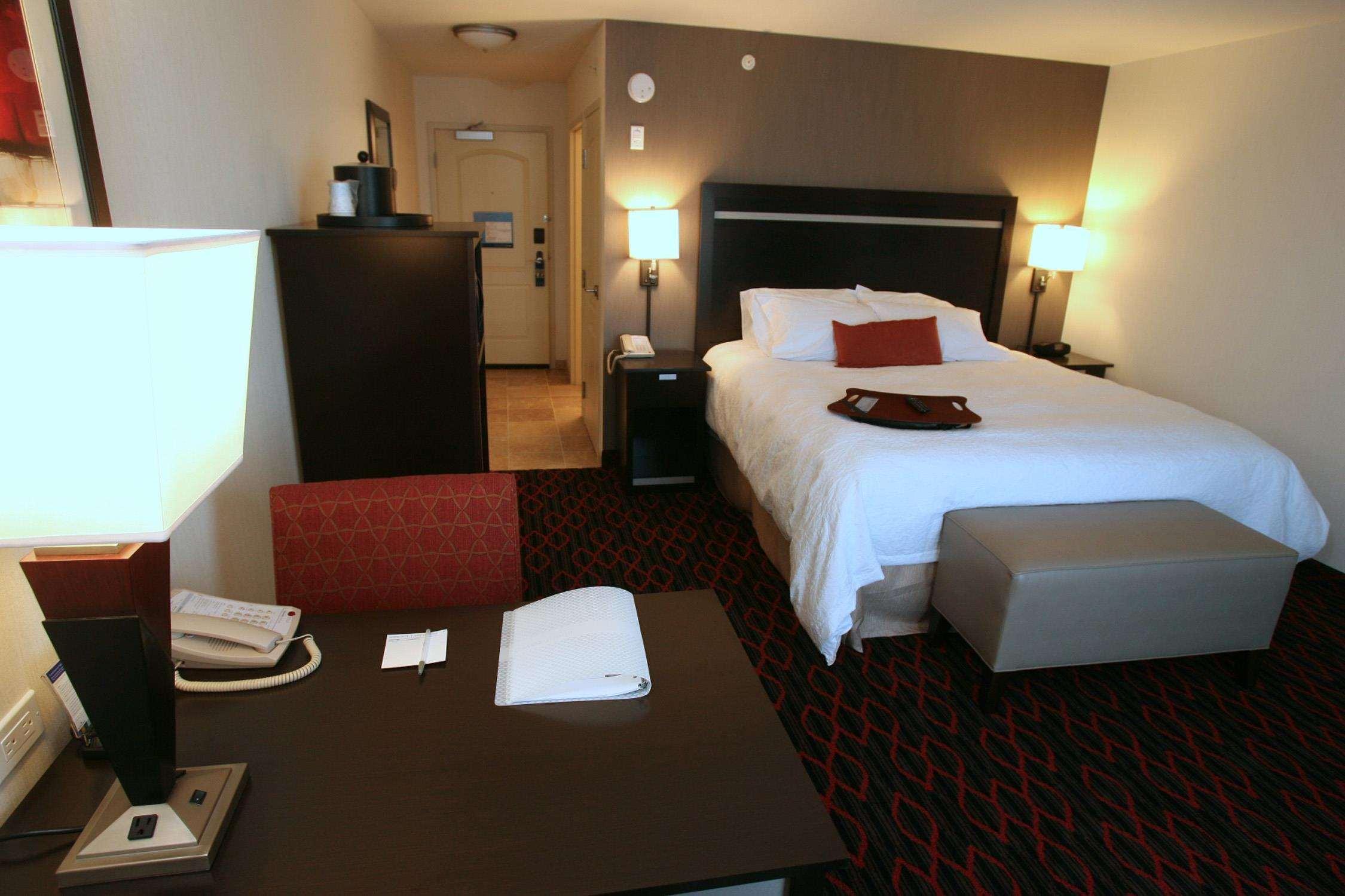 Hampton Inn & Suites Red Deer Penhold Rum bild