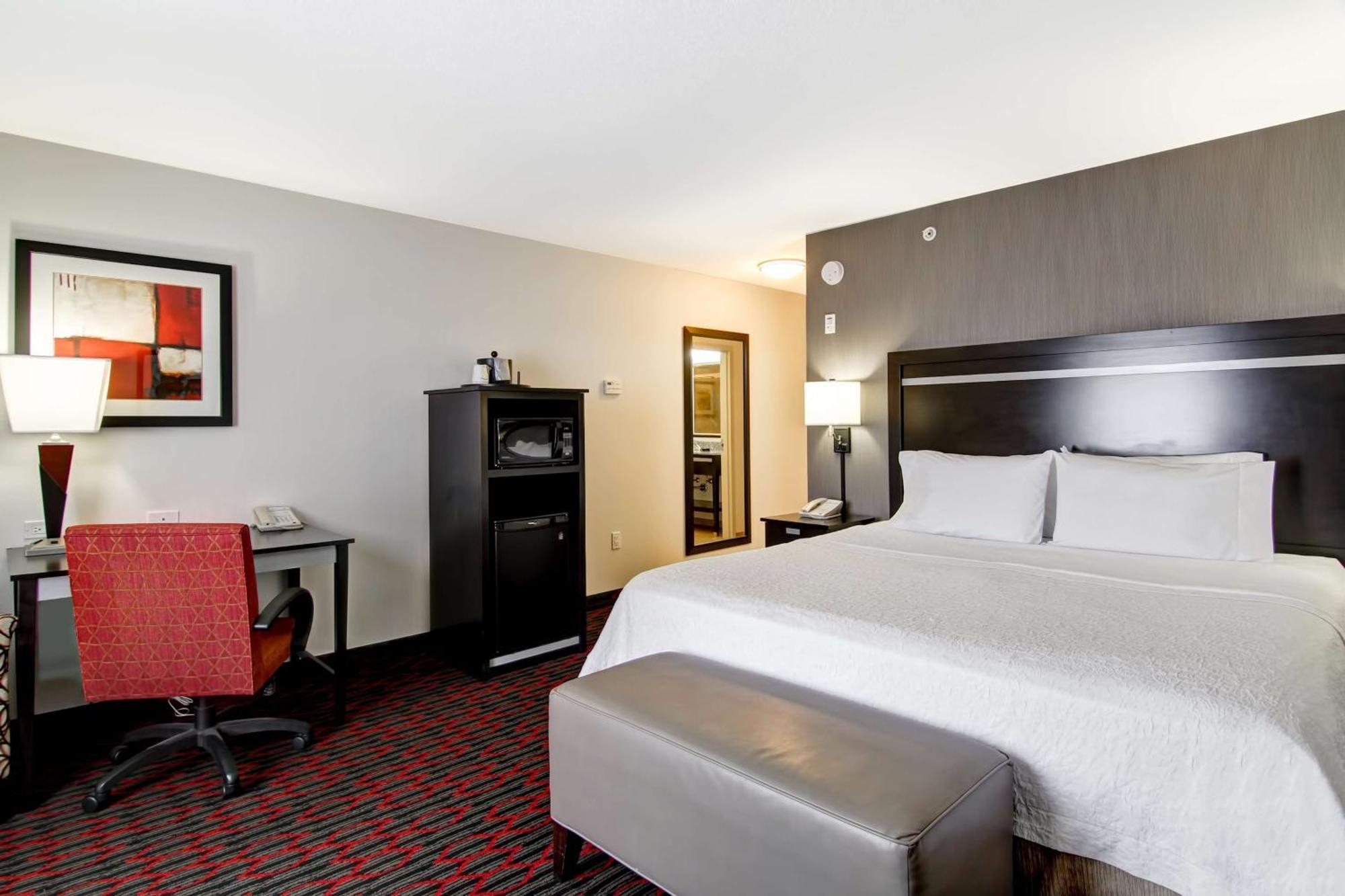 Hampton Inn & Suites Red Deer Penhold Exteriör bild