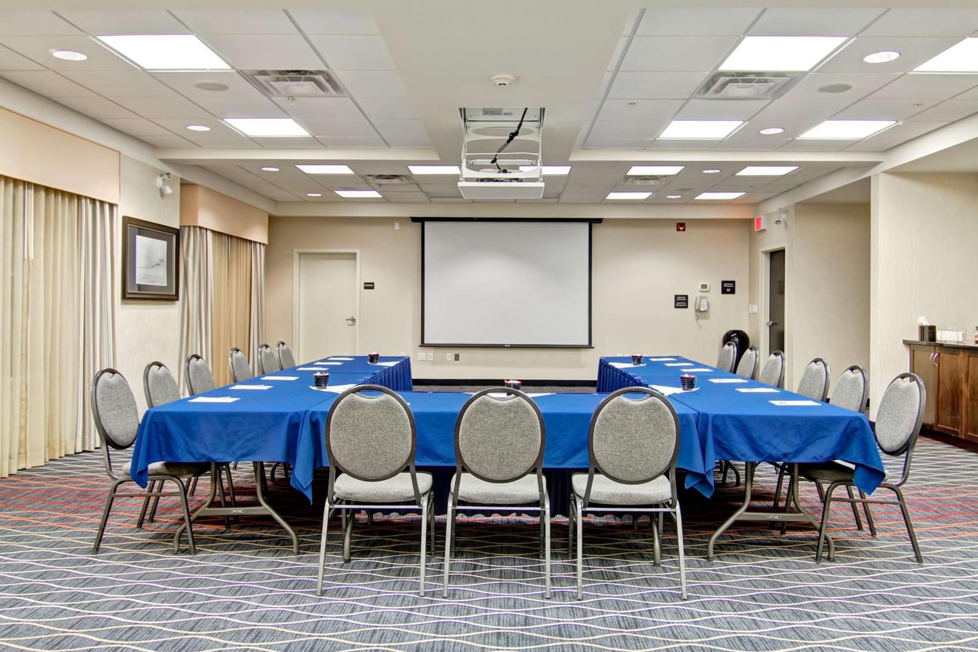 Hampton Inn & Suites Red Deer Penhold Exteriör bild