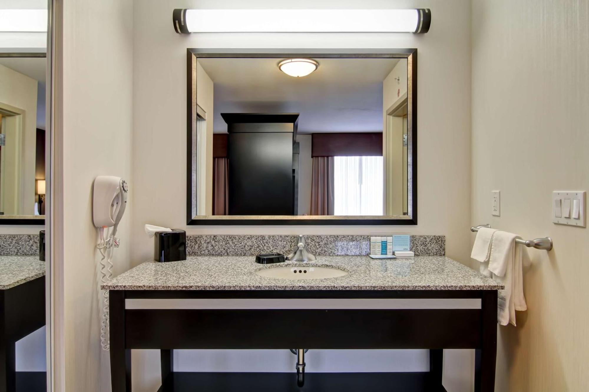 Hampton Inn & Suites Red Deer Penhold Exteriör bild