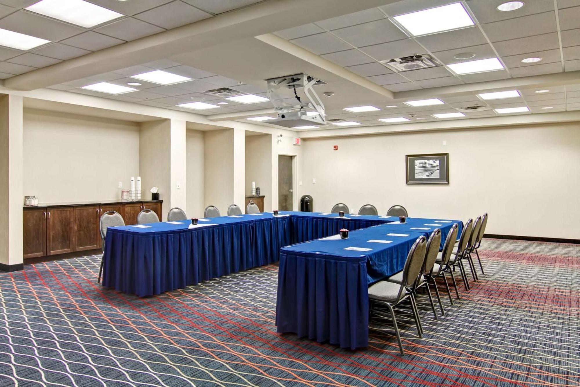 Hampton Inn & Suites Red Deer Penhold Exteriör bild