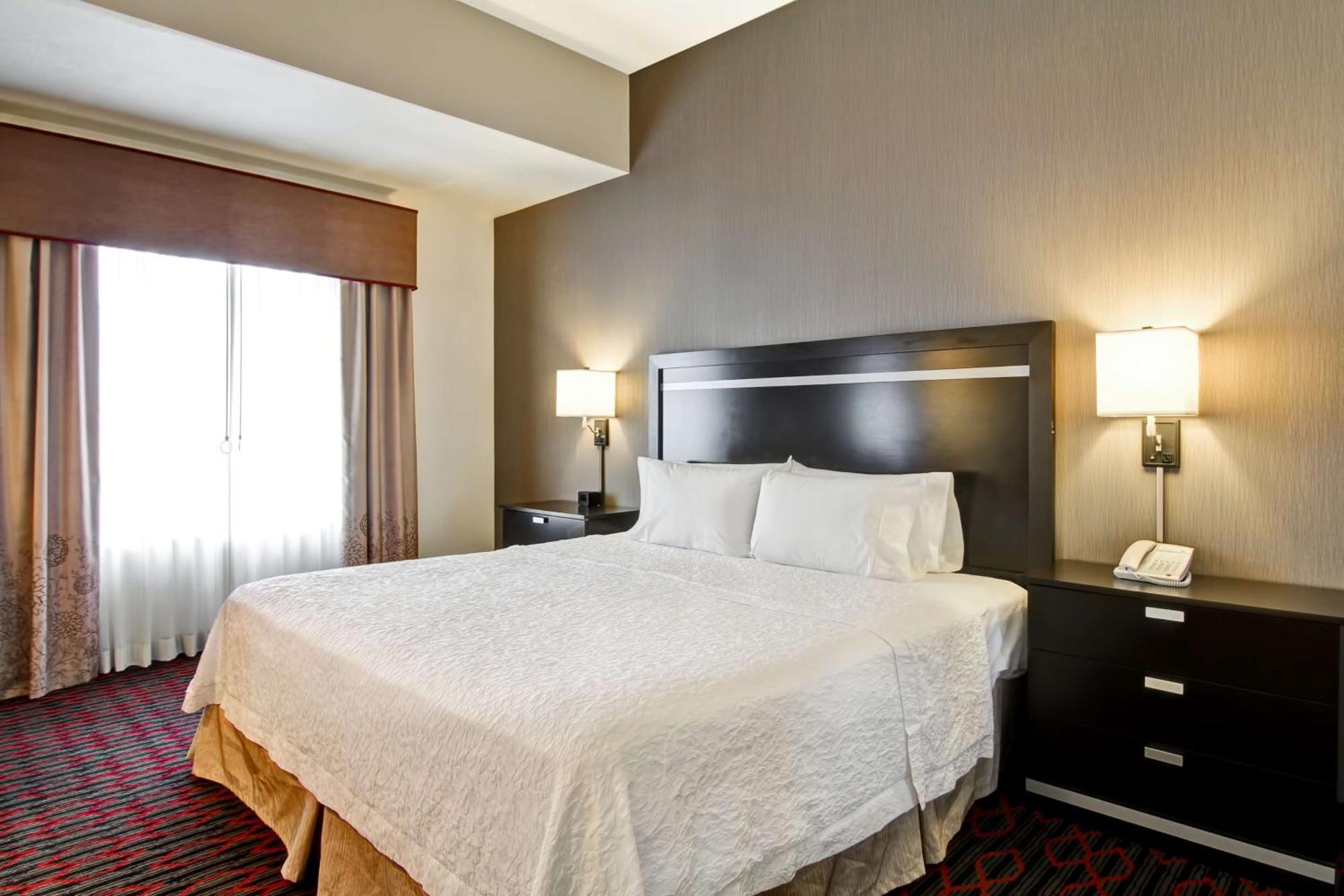 Hampton Inn & Suites Red Deer Penhold Exteriör bild