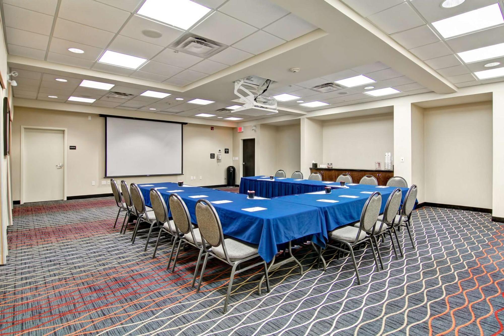 Hampton Inn & Suites Red Deer Penhold Exteriör bild