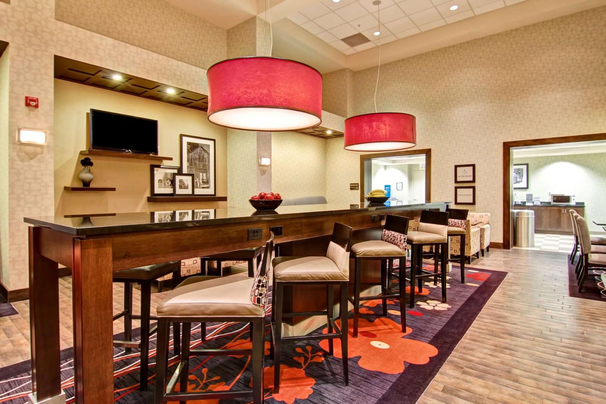 Hampton Inn & Suites Red Deer Penhold Exteriör bild