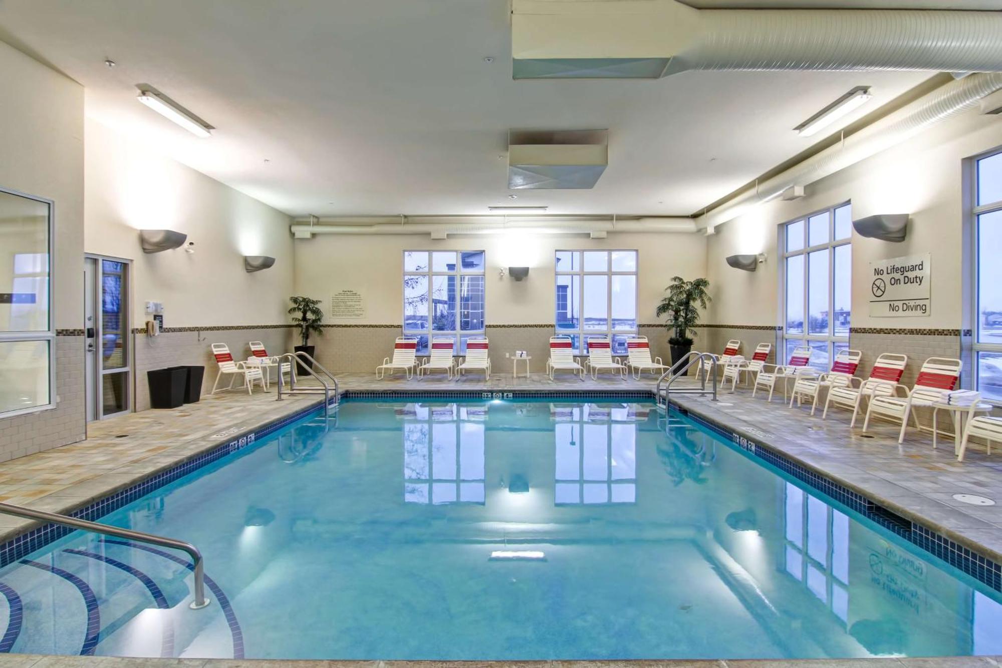 Hampton Inn & Suites Red Deer Penhold Exteriör bild
