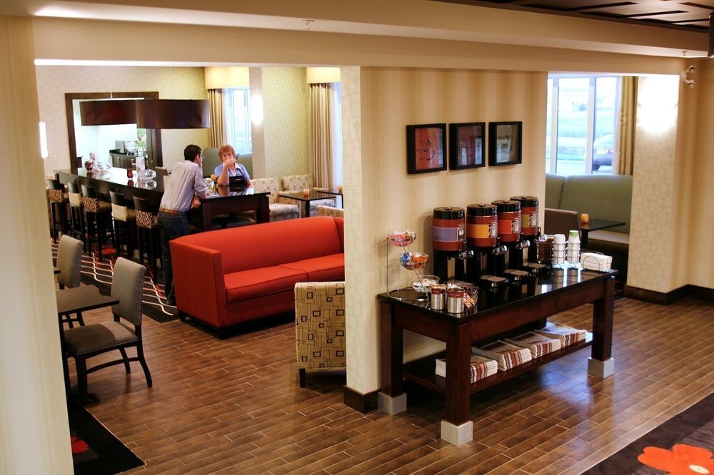 Hampton Inn & Suites Red Deer Penhold Exteriör bild